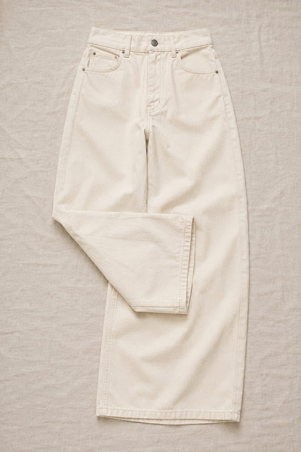 Baggy Ecru, laid flat on linen